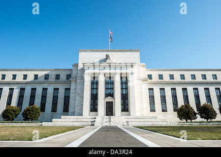 WASHINGTON, DC - die nationale Zentrale des US Federal Reserve System, die im Eccles Building in der Constitution Avenue in Washington DC untergebracht ist. Es beherbergt die Hauptgeschäftsstellen des Gouverneursrates der Federal Reserve. Die Federal Reserve oder die Fed, wie sie oft bekannt ist, ist das Zentralbankensystem der Vereinigten Staaten. Der mit dem Federal Reserve Act von 1913 festgelegte Leitsatz der US-Geldpolitik ist die Maximierung der Beschäftigung, die Stabilisierung der Preise und die Abschwächung der langfristigen Zinssätze. Benannt ist das Gebäude nach Marriner S. Eccles (1890-1977), Vorsitzender der föderalen R. Stockfoto