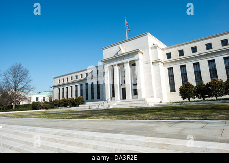 WASHINGTON, DC - die nationale Zentrale des US Federal Reserve System, die im Eccles Building in der Constitution Avenue in Washington DC untergebracht ist. Es beherbergt die Hauptgeschäftsstellen des Gouverneursrates der Federal Reserve. Die Federal Reserve oder die Fed, wie sie oft bekannt ist, ist das Zentralbankensystem der Vereinigten Staaten. Der mit dem Federal Reserve Act von 1913 festgelegte Leitsatz der US-Geldpolitik ist die Maximierung der Beschäftigung, die Stabilisierung der Preise und die Abschwächung der langfristigen Zinssätze. Benannt ist das Gebäude nach Marriner S. Eccles (1890-1977), Vorsitzender der föderalen R. Stockfoto