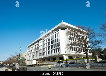 Federal Reserve Building Washington DC/WASHINGTON DC – das Marriner S. Eccles Federal Reserve Board Building befindet sich an der Ecke 20th Street und Constitution Avenue NW im Viertel Foggy Bottom, mit weißem Georgia Marmor und Blick auf die National Mall. Entworfen vom Philadelphia-Architekten Paul Philippe Cret, der im Frühjahr 1935 einen nationalen Wettbewerb gewann, wurde das Gebäude im August 1937 fertiggestellt und am 20. Oktober desselben Jahres von Präsident Franklin D. Roosevelt eingeweiht. Crets Programm sah fast keine Außendekoration vor – nur Sidney Waughs Marmoradler über den Cons Stockfoto