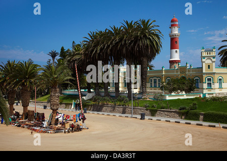 Curio Markt, Repräsentantenhaus und Swakopmund Leuchtturm (1903), Swakopmund, Namibia, Afrika Stockfoto