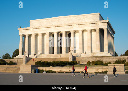 WASHINGTON DC, USA - Das goldene Licht des frühen Morgens fängt der Ostfront des Lincoln Memorial in Washington DC. Stockfoto