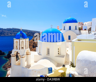 Blauen Kuppelkirchen auf die Caldera in Oia auf der griechischen Insel Santorin. Stockfoto