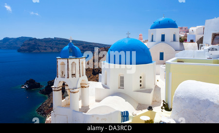 Blauen Kuppelkirchen auf die Caldera in Oia auf der griechischen Insel Santorin. Stockfoto