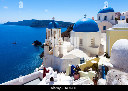 Blauen Kuppelkirchen auf die Caldera in Oia auf der griechischen Insel Santorin. Stockfoto