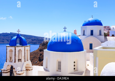 Blauen Kuppelkirchen auf die Caldera in Oia auf der griechischen Insel Santorin. Stockfoto