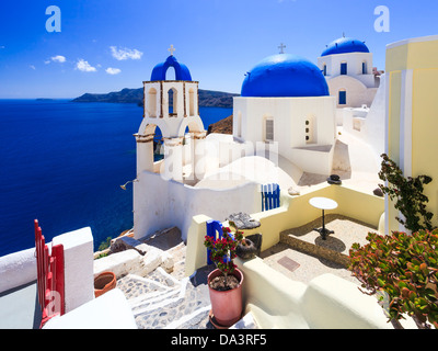 Blauen Kuppelkirchen auf die Caldera in Oia auf der griechischen Insel Santorin. Stockfoto