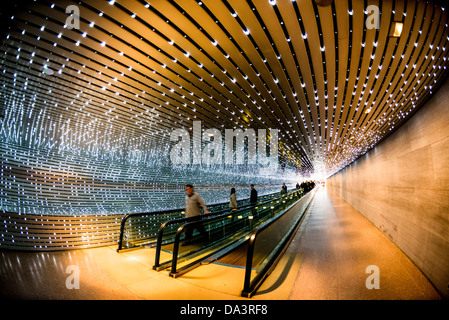National Gallery of Art Multiverse Light Sculpture Washington DC // WASHINGTON DC — 'Multiverse' (2008) von Leo Villareal, eine immersive Lichtskulptur-Installation mit 41.000 computerprogrammierten LEDs, beleuchtet den 200 Fuß langen Concourse Walkway, der die Ost- und Westgebäude der National Gallery of Art verbindet Dieses dynamische Bildmaterial erzeugt ständig wechselnde Lichtmuster und verbindet programmierte Sequenzen mit Elementen des Zufalls. Stockfoto