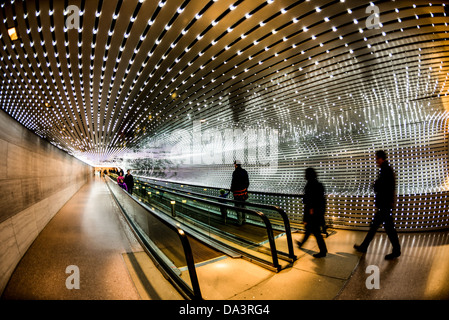 National Gallery of Art Multiverse Light Sculpture Washington DC // WASHINGTON DC — 'Multiverse' (2008) von Leo Villareal, eine immersive Lichtskulptur-Installation mit 41.000 computerprogrammierten LEDs, beleuchtet den 200 Fuß langen Concourse Walkway, der die Ost- und Westgebäude der National Gallery of Art verbindet Dieses dynamische Bildmaterial erzeugt ständig wechselnde Lichtmuster und verbindet programmierte Sequenzen mit Elementen des Zufalls. Stockfoto