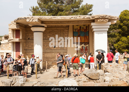 Touristen, die den Süden Pfeilerhalle, Palast von Knossos, Knossos, Kreta, Griechenland Stockfoto