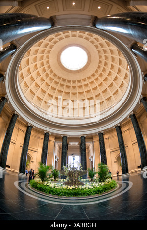 WASHINGTON DC, Vereinigte Staaten – die Kuppel des Hauptatriums in der National Gallery of Art in Washington DC. Die National Gallery of Art ist bekannt für ihre Sammlung europäischer und amerikanischer Kunst und bietet eine umfassende Zeitleiste künstlerischer Entwicklung vom Mittelalter bis zur Gegenwart. Sein geschätzter Status als kostenloses öffentliches Museum unterstreicht seine nationale Bedeutung und sein Engagement für Kunsterziehung. Stockfoto