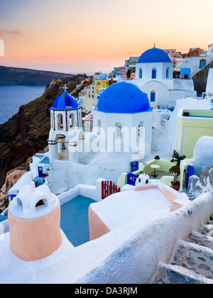 Dämmerung über blauen Kuppelkirchen in Oia Santorini Griechenland Stockfoto