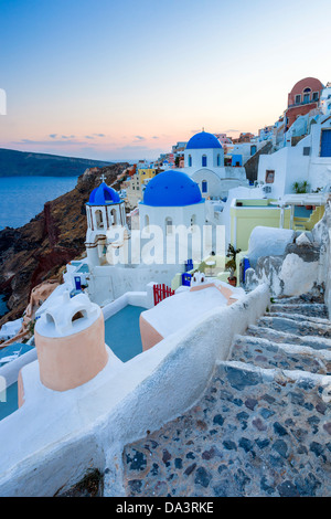 Dämmerung über blauen Kuppelkirchen in Oia Santorini Griechenland Stockfoto