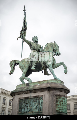 BRÜSSEL, Belgien — die Reiterstatue von Gottfried von Bouillon, Anführer des Ersten Kreuzzugs, dominiert das Zentrum des Place Royale. Das 1848 von Eugene Simonis geschaffene Denkmal zeigt den mittelalterlichen Kreuzritter, der zum ersten Herrscher des Königreichs Jerusalem wurde. Die historische Kirche Saint Jacques-sur-Coudenberg bietet eine dramatische Kulisse für dieses berühmte belgische historische Denkmal. Stockfoto