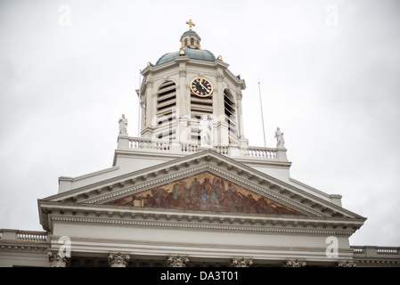 BRÜSSEL, Belgien — der Kirchturm und der Uhrenturm der Kirche Saint Jacques-sur-Coudenberg ragen über dem Place Royale hervor. Diese neoklassizistische Kirche, die 1787 fertiggestellt wurde, dient als prominentes architektonisches Element in der historischen Oberstadt Brüssels. Das Gebäude ist ein Beispiel für den architektonischen Stil des späten 18. Jahrhunderts, der das Ensemble Place Royale prägt. Stockfoto