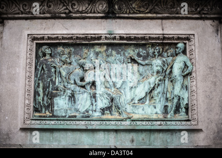 BRÜSSEL, Belgien — der dekorative Fries ziert die Basis von Godfrey of Bouillon's Reiterstatue am Place Royale. Das Relief wurde 1848 vom Bildhauer Eugene Simonis geschaffen und zeigt historische Szenen aus dem Ersten Kreuzzug. Das detaillierte Basrelief dient als Teil des Denkmals an den mittelalterlichen Kreuzfahrerführer, der der erste Herrscher von Jerusalem wurde. Stockfoto