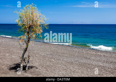 Der schwarze Vulkanstrand in Kamari Santorini Griechenland Stockfoto