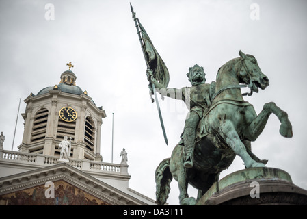 BRÜSSEL, Belgien — die Reiterstatue von Gottfried von Bouillon, Anführer des Ersten Kreuzzugs, dominiert das Zentrum des Place Royale. Das 1848 von Eugene Simonis geschaffene Denkmal zeigt den mittelalterlichen Kreuzritter, der zum ersten Herrscher des Königreichs Jerusalem wurde. Die historische Kirche Saint Jacques-sur-Coudenberg bietet eine dramatische Kulisse für dieses berühmte belgische historische Denkmal. Stockfoto