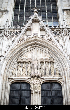 BRÜSSEL, Belgien — geschmückter Bogen über dem Haupteingang der Kathedrale St. Michael und St. Gudula (auf Französisch Co-Cathédrale collégiale des SS-Michel et Gudule). An diesem Ort wurde im 11. Jahrhundert eine Kirche gegründet, der heutige Bau stammt jedoch aus dem 13. Bis 15. Jahrhundert. Die römisch-katholische Kathedrale ist der Veranstaltungsort vieler staatlicher Veranstaltungen wie Krönungen, königliche Hochzeiten und Staatsbeerdigungen. Sie hat zwei Schutzheilige, St. Michael und St. Gudula, die beide auch Schutzheilige von Brüssel sind. Stockfoto