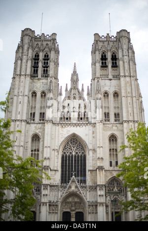 BRÜSSEL, Belgien — die Vorderseite der Kathedrale St. Michael und St. Gudula (auf Französisch Co-Cathédrale collégiale des SS-Michel et Gudule). An diesem Ort wurde im 11. Jahrhundert eine Kirche gegründet, der heutige Bau stammt jedoch aus dem 13. Bis 15. Jahrhundert. Die römisch-katholische Kathedrale ist der Veranstaltungsort vieler staatlicher Veranstaltungen wie Krönungen, königliche Hochzeiten und Staatsbeerdigungen. Sie hat zwei Schutzheilige, St. Michael und St. Gudula, die beide auch Schutzheilige von Brüssel sind. Stockfoto