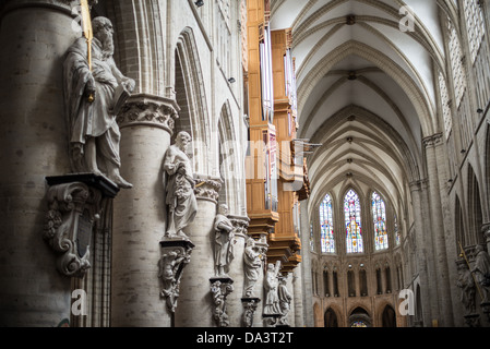 BRÜSSEL, Belgien — Haupthalle der Kathedrale St. Michael und St. Gudula (auf Französisch Co-Cathédrale collégiale des SS-Michel et Gudule). An diesem Ort wurde im 11. Jahrhundert eine Kirche gegründet, der heutige Bau stammt jedoch aus dem 13. Bis 15. Jahrhundert. Die römisch-katholische Kathedrale ist der Veranstaltungsort vieler staatlicher Veranstaltungen wie Krönungen, königliche Hochzeiten und Staatsbeerdigungen. Sie hat zwei Schutzheilige, St. Michael und St. Gudula, die beide auch Schutzheilige von Brüssel sind. Stockfoto