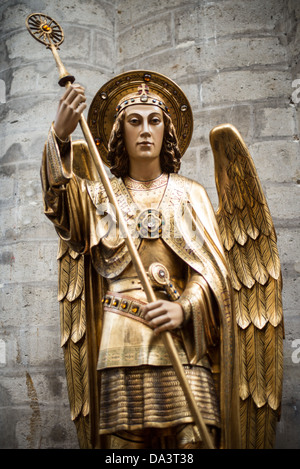 BRÜSSEL, Belgien – in der Kathedrale St. Michael und St. Gudula steht Eine Statue des Heiligen Michael, eines der Schutzheiligen der Kathedrale. Diese plastische Darstellung des Erzengels verkörpert jahrhundertelange religiöse Tradition und künstlerische Handwerkskunst in diesem berühmten Wahrzeichen Brüssels. Stockfoto