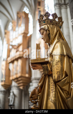 BRÜSSEL, Belgien — Eine Statue der Heiligen Gudula, eines der Schutzheiligen der Kathedrale, in der Kathedrale St. Michael und St. Gudula (auf Französisch Co-Cathédrale collégiale des SS-Michel et Gudule). An diesem Ort wurde im 11. Jahrhundert eine Kirche gegründet, der heutige Bau stammt jedoch aus dem 13. Bis 15. Jahrhundert. Die römisch-katholische Kathedrale ist der Veranstaltungsort vieler staatlicher Veranstaltungen wie Krönungen, königliche Hochzeiten und Staatsbeerdigungen. Sie hat zwei Schutzheilige, St. Michael und St. Gudula, die beide auch Schutzheilige von Brüssel sind. Stockfoto