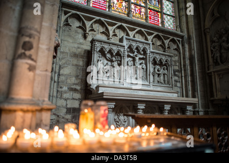 BRÜSSEL, Belgien — Votives und eine kleine Kapelle in der Kathedrale St. Michael und St. Gudula (auf Französisch Co-Cathédrale collégiale des SS-Michel et Gudule). An diesem Ort wurde im 11. Jahrhundert eine Kirche gegründet, der heutige Bau stammt jedoch aus dem 13. Bis 15. Jahrhundert. Die römisch-katholische Kathedrale ist der Veranstaltungsort vieler staatlicher Veranstaltungen wie Krönungen, königliche Hochzeiten und Staatsbeerdigungen. Sie hat zwei Schutzheilige, St. Michael und St. Gudula, die beide auch Schutzheilige von Brüssel sind. Stockfoto