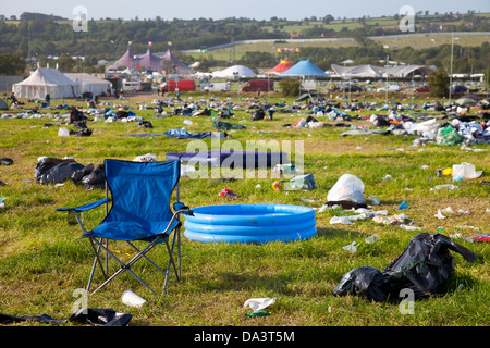 Verlassene Zelte, Planschbecken und Stuhl mit Müll links nach Glastonbury Festival 2013 Stockfoto