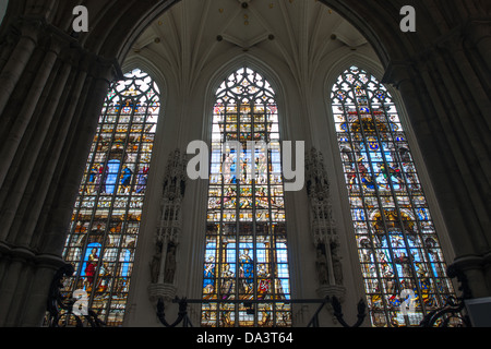 BRÜSSEL, Belgien — drei schmale Buntglasfenster an der Kathedrale St. Michael und St. Gudula (auf Französisch Co-Cathédrale collégiale des SS-Michel et Gudule). An diesem Ort wurde im 11. Jahrhundert eine Kirche gegründet, der heutige Bau stammt jedoch aus dem 13. Bis 15. Jahrhundert. Die römisch-katholische Kathedrale ist der Veranstaltungsort vieler staatlicher Veranstaltungen wie Krönungen, königliche Hochzeiten und Staatsbeerdigungen. Sie hat zwei Schutzheilige, St. Michael und St. Gudula, die beide auch Schutzheilige von Brüssel sind. Stockfoto