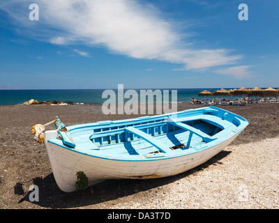 Boot am Strand von Kamari-Santorini, Griechenland Stockfoto