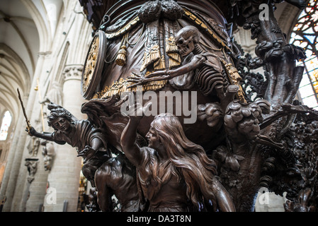 BRÜSSEL, Belgien — Teil der kunstvoll geschnitzten hölzernen Kanzel an der Kathedrale St. Michael und St. Gudula (auf Französisch Co-Cathédrale collégiale des SS-Michel et Gudule). An diesem Ort wurde im 11. Jahrhundert eine Kirche gegründet, der heutige Bau stammt jedoch aus dem 13. Bis 15. Jahrhundert. Die römisch-katholische Kathedrale ist der Veranstaltungsort vieler staatlicher Veranstaltungen wie Krönungen, königliche Hochzeiten und Staatsbeerdigungen. Sie hat zwei Schutzheilige, St. Michael und St. Gudula, die beide auch Schutzheilige von Brüssel sind. Stockfoto