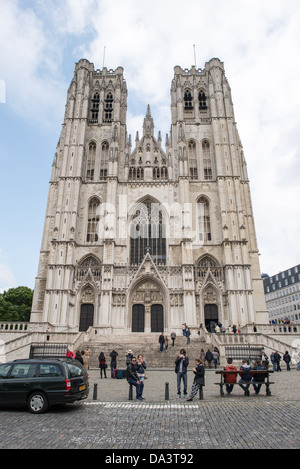 Kathedrale St. Michael und St. Gudula Brüssel Belgien // BRÜSSEL, Belgien — Vorderseite vor dem platz an der Kathedrale St. Michael und St. Gudula (auf Französisch Co-Cathédrale collégiale des SS-Michel et Gudule). An diesem Ort wurde im 11. Jahrhundert eine Kirche gegründet, der heutige Bau stammt jedoch aus dem 13. Bis 15. Jahrhundert. Die römisch-katholische Kathedrale ist der Veranstaltungsort vieler staatlicher Veranstaltungen wie Krönungen, königliche Hochzeiten und Staatsbeerdigungen. Sie hat zwei Schutzheilige, St. Michael und St. Gudula, die beide auch Schutzheilige von Brüssel sind. Stockfoto