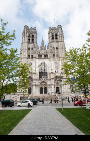 BRÜSSEL, Belgien — Haupttürme der Kathedrale St. Michael und St. Gudula (auf Französisch Co-Cathédrale collégiale des SS-Michel et Gudule). An diesem Ort wurde im 11. Jahrhundert eine Kirche gegründet, der heutige Bau stammt jedoch aus dem 13. Bis 15. Jahrhundert. Die römisch-katholische Kathedrale ist der Veranstaltungsort vieler staatlicher Veranstaltungen wie Krönungen, königliche Hochzeiten und Staatsbeerdigungen. Sie hat zwei Schutzheilige, St. Michael und St. Gudula, die beide auch Schutzheilige von Brüssel sind. Stockfoto