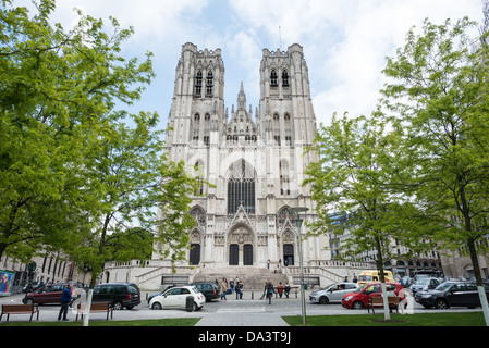 BRÜSSEL, Belgien — Vorderseite der Kathedrale St. Michael und St. Gudula (auf Französisch Co-Cathédrale collégiale des SS-Michel et Gudule). An diesem Ort wurde im 11. Jahrhundert eine Kirche gegründet, der heutige Bau stammt jedoch aus dem 13. Bis 15. Jahrhundert. Die römisch-katholische Kathedrale ist der Veranstaltungsort vieler staatlicher Veranstaltungen wie Krönungen, königliche Hochzeiten und Staatsbeerdigungen. Sie hat zwei Schutzheilige, St. Michael und St. Gudula, die beide auch Schutzheilige von Brüssel sind. Stockfoto