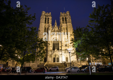 Kathedrale St. Michael und St. Gudula bei Nacht Brüssel // BRÜSSEL, Belgien — die Vorderseite der Kathedrale St. Michael und St. Gudula (auf Französisch Co-Cathédrale collégiale des SS-Michel et Gudule) bei Nacht. An diesem Ort wurde im 11. Jahrhundert eine Kirche gegründet, der heutige Bau stammt jedoch aus dem 13. Bis 15. Jahrhundert. Die römisch-katholische Kathedrale ist der Veranstaltungsort vieler staatlicher Veranstaltungen wie Krönungen, königliche Hochzeiten und Staatsbeerdigungen. Sie hat zwei Schutzheilige, St. Michael und St. Gudula, die beide auch Schutzheilige von Brüssel sind. Stockfoto