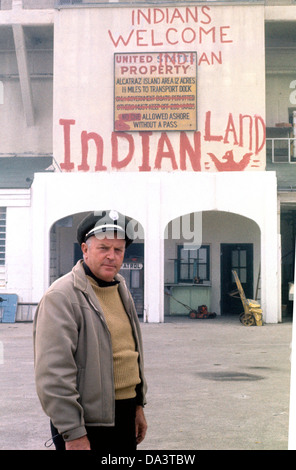 Gefängniswärter posiert für die Kamera während der amerikanischen Besetzung von Alcatraz Stockfoto