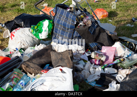 Verlassene Gummistiefeln und Abfall nach Glastonbury Festival 2013 Stockfoto