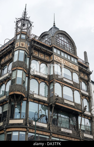 BRÜSSEL, Belgien — die kunstvolle Jugendstilfassade des Altenglands, in der sich heute das Musikinstrumentenmuseum in Brüssel befindet. Dieses berühmte Gebäude aus dem frühen 20. Jahrhundert zeigt das reiche architektonische Erbe der Stadt und beherbergt eine weltberühmte Sammlung musikalischer Artefakte. Stockfoto