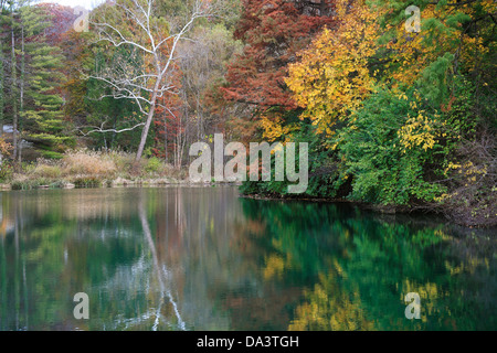 Einem ruhigen kleinen Teich geschmückt In Herbstfarben, südwestlichen Ohio, USA Stockfoto