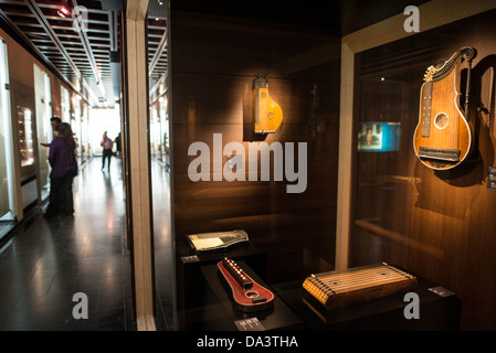 BRÜSSEL, Belgien — Eine vielfältige Sammlung von Streichinstrumenten im Museum für Musikinstrumente in Brüssel. Diese Ausstellung zeigt eine Vielzahl globaler Musiktraditionen und Handwerkskunst durch eine Reihe von Streichinstrumenten aus verschiedenen Kulturen und Zeiträumen. Stockfoto