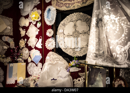 Belgische Spitze Schaufenster Brüssel Belgien // komplizierte belgische Spitze in einem Schaufenster eines Ladengeschäfts in der Unterstadt von Brüssel, Belgien. Feine Spitze ist eine der charakteristischen Spezialitäten der Region. Stockfoto