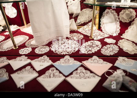 Belgische Spitze Schaufenster Brüssel Belgien // komplizierte belgische Spitze in einem Schaufenster eines Ladengeschäfts in der Unterstadt von Brüssel, Belgien. Feine Spitze ist eine der charakteristischen Spezialitäten der Region. Stockfoto