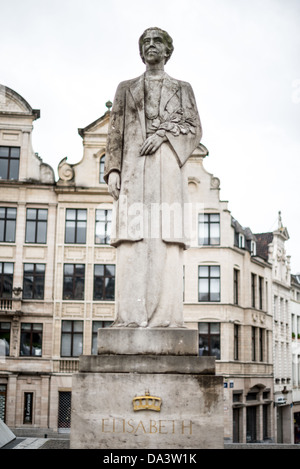 Eine Statue von Elisabeth von Bayern, Königin von Belgien (1876-1965) am Fuße des Mont des Arts im Zentrum von Brüssel, Belgien. Sie steht auf der anderen Straßenseite mit Blick auf eine Statue von ihrem Ehemann Albert i. von Belgien. Stockfoto