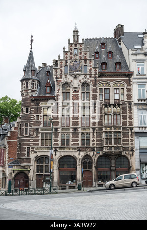 BRÜSSEL, Belgien — der Mont des Arts (Berg der Künste) zeigt eine Sammlung kunstvoller Architekturstrukturen im Herzen von Brüssel. Dieser Kulturkomplex wurde Anfang des 20. Jahrhunderts entwickelt und verbindet den oberen und unteren Teil der Stadt. Das Gebiet beherbergt mehrere bedeutende kulturelle Einrichtungen und weist klassische architektonische Elemente auf, die für belgische institutionelle Gebäude charakteristisch sind. Stockfoto