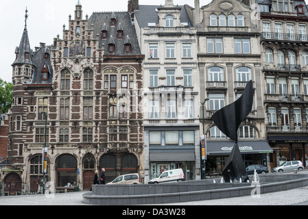 BRÜSSEL, Belgien — der Mont des Arts (Berg der Künste) zeigt eine Sammlung kunstvoller Architekturstrukturen im Herzen von Brüssel. Dieser Kulturkomplex wurde Anfang des 20. Jahrhunderts entwickelt und verbindet den oberen und unteren Teil der Stadt. Das Gebiet beherbergt mehrere bedeutende kulturelle Einrichtungen und weist klassische architektonische Elemente auf, die für belgische institutionelle Gebäude charakteristisch sind. Stockfoto