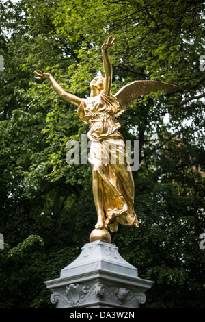 Brüssel, Belgien - eine goldene Statue eines Engels in der Square de Meeûs im EU-Viertel von Brüssel, nicht weit vom Europäischen Parlament komplex. Stockfoto