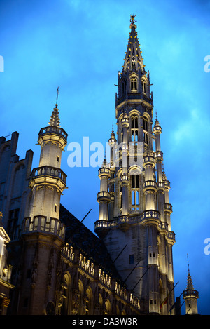 Grand Place Town Hall Spire Brüssel Belgien // BRÜSSEL, Belgien — zentraler Turm des Rathauses (Hotel de Ville) im Grand Place, Brüssel. Ursprünglich der zentrale Marktplatz der Stadt, ist der Grand-Place heute UNESCO-Weltkulturerbe. Verzierte Gebäude säumen den Platz, darunter Gildensäle, das Brüsseler Rathaus und das Breadhouse, und sieben Kopfsteinpflasterstraßen münden in ihn. Stockfoto