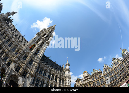 BRÜSSEL, Belgien — Fisheye Aufnahme der Gebäude des Grand Place, Brüssel. Auf der linken Seite befindet sich der Hauptturm des Rathauses (Hotel de Ville). Ursprünglich der zentrale Marktplatz der Stadt, ist der Grand-Place heute UNESCO-Weltkulturerbe. Verzierte Gebäude säumen den Platz, darunter Gildensäle, das Brüsseler Rathaus und das Breadhouse, und sieben Kopfsteinpflasterstraßen münden in ihn. Stockfoto