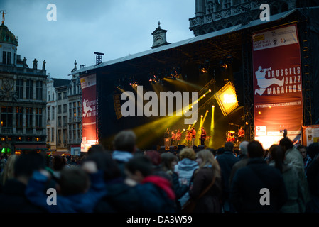 BRÜSSEL, Belgien — die belgische Band Opmoc spielt auf einer Bühne beim Brussels Jazz Marathon im Grand Place in Brüssel. Ursprünglich der zentrale Marktplatz der Stadt, ist der Grand-Place heute UNESCO-Weltkulturerbe. Verzierte Gebäude säumen den Platz, darunter Gildensäle, das Brüsseler Rathaus und das Breadhouse, und sieben Kopfsteinpflasterstraßen münden in ihn. Stockfoto