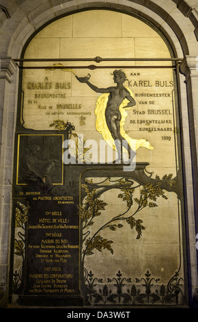 BRÜSSEL, Belgien — Gedenkstätte für den ehemaligen Brüsseler Bürgermeister Carel Buls am Grand Place, Brüssel. Ursprünglich der zentrale Marktplatz der Stadt, ist der Grand-Place heute UNESCO-Weltkulturerbe. Verzierte Gebäude säumen den Platz, darunter Gildensäle, das Brüsseler Rathaus und das Breadhouse, und sieben Kopfsteinpflasterstraßen münden in ihn. Stockfoto